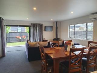 SPACIOUS DINING AREA