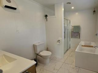 MODERN CLEAN BATHROOM