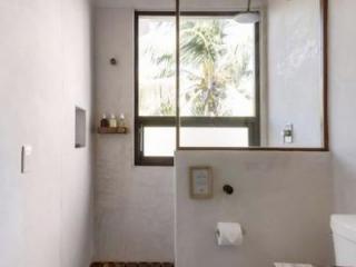 GROUTLESS BATHROOMS