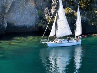 CRUISE THE CLEAR WATERS OR LAKE TAUPŌ