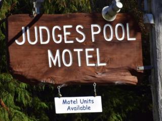 JUDGES POOL MOTEL