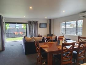 SPACIOUS DINING AREA