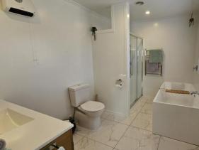 MODERN CLEAN BATHROOM