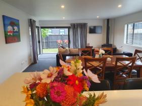 SPACIOUS DINING AREA