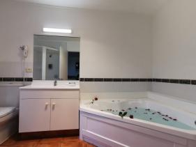 Studio Unit with Spa Bath