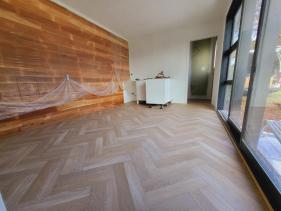 Vinyl Planks/Tiles